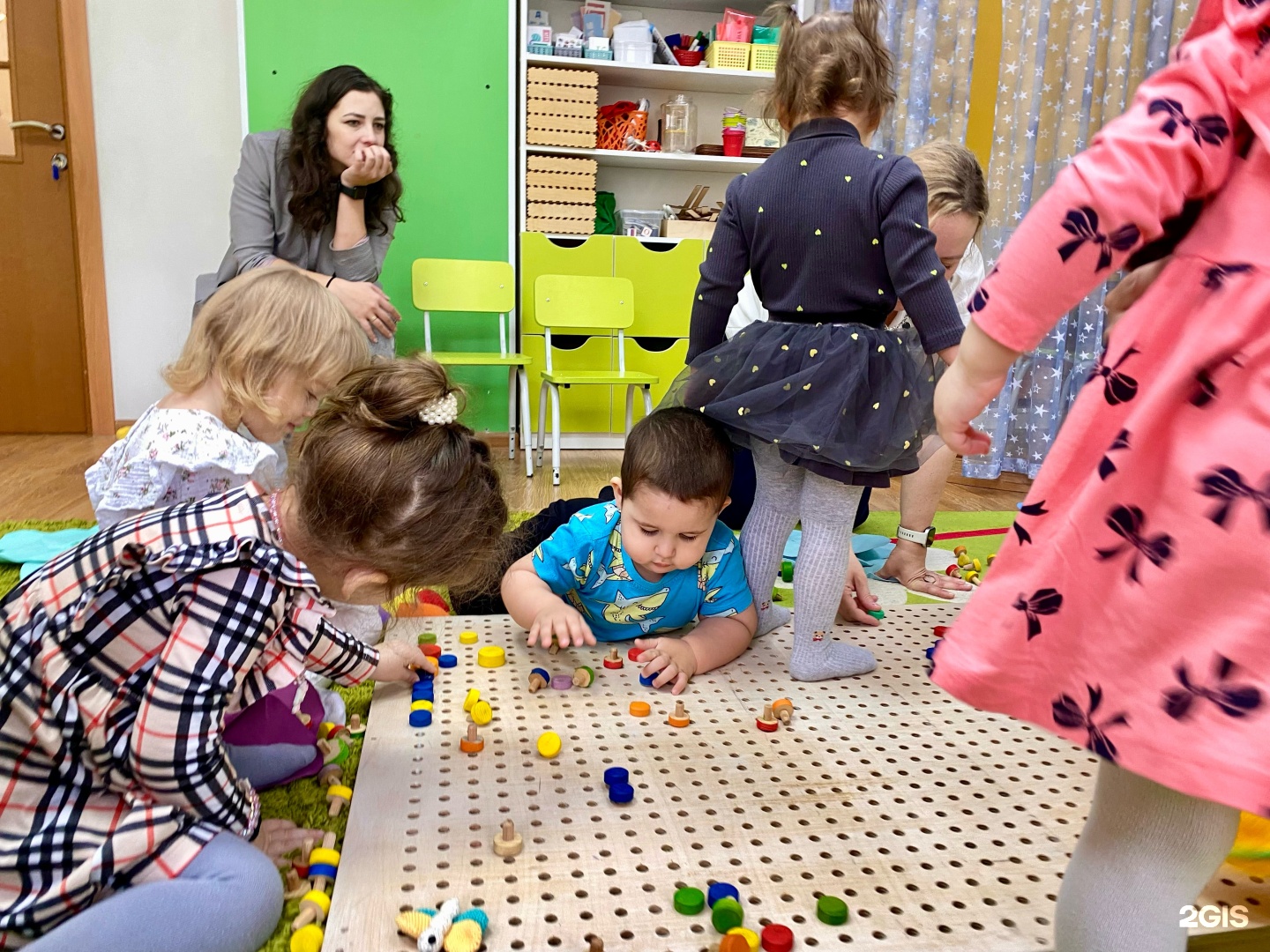 Педагог показывает материал ребёнку во время занятия